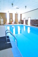 Una piscina techada, sillones reclinables de piscina