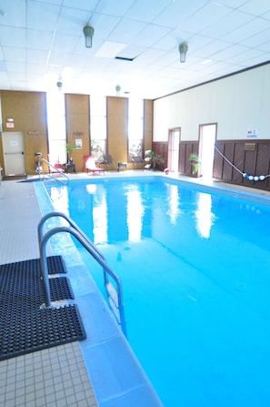 Indoor pool, open 7:00 AM to 10:00 PM, sun loungers - Monarch Mountain Lodge (Monarch)