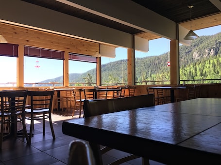 Restaurante. Monarch Mountain Lodge