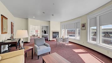 Suite Deluxe | Área de sala de estar | Televisión de pantalla plana de 42 pulgadas con canales por cable