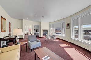 Deluxe Suite | Living area