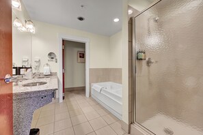 Suite Deluxe | Salle de bain | Articles de toilette (gratuits), séchoir à cheveux, serviettes fournies
