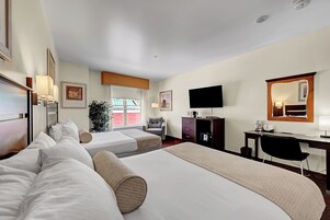 Colchones con pillow-top y caja de seguridad en la habitación 