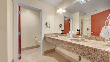 Junior Studio Suite | Bathroom | Free toiletries, hair dryer, towels