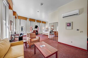 Colchones con pillow-top y caja de seguridad en la habitación 