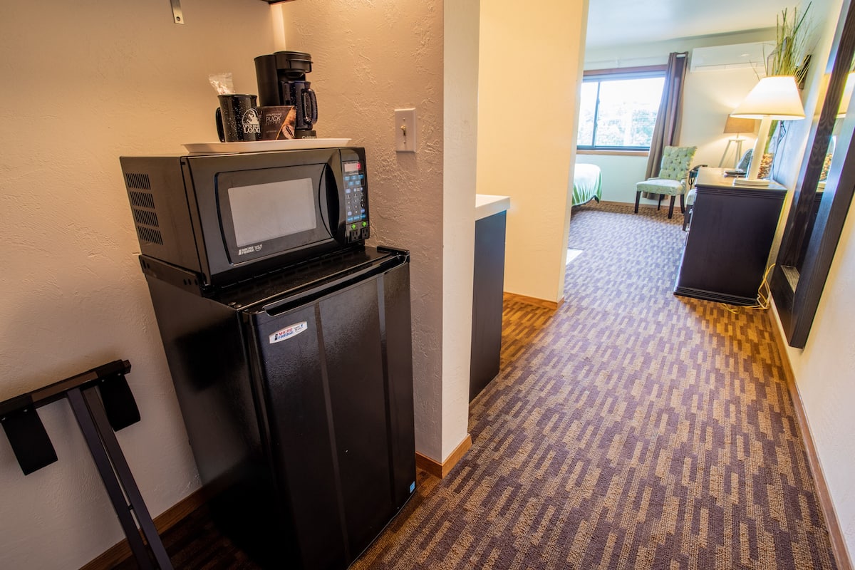 deluxe room, 1 king bed, jetted tub (no pets) | view from room