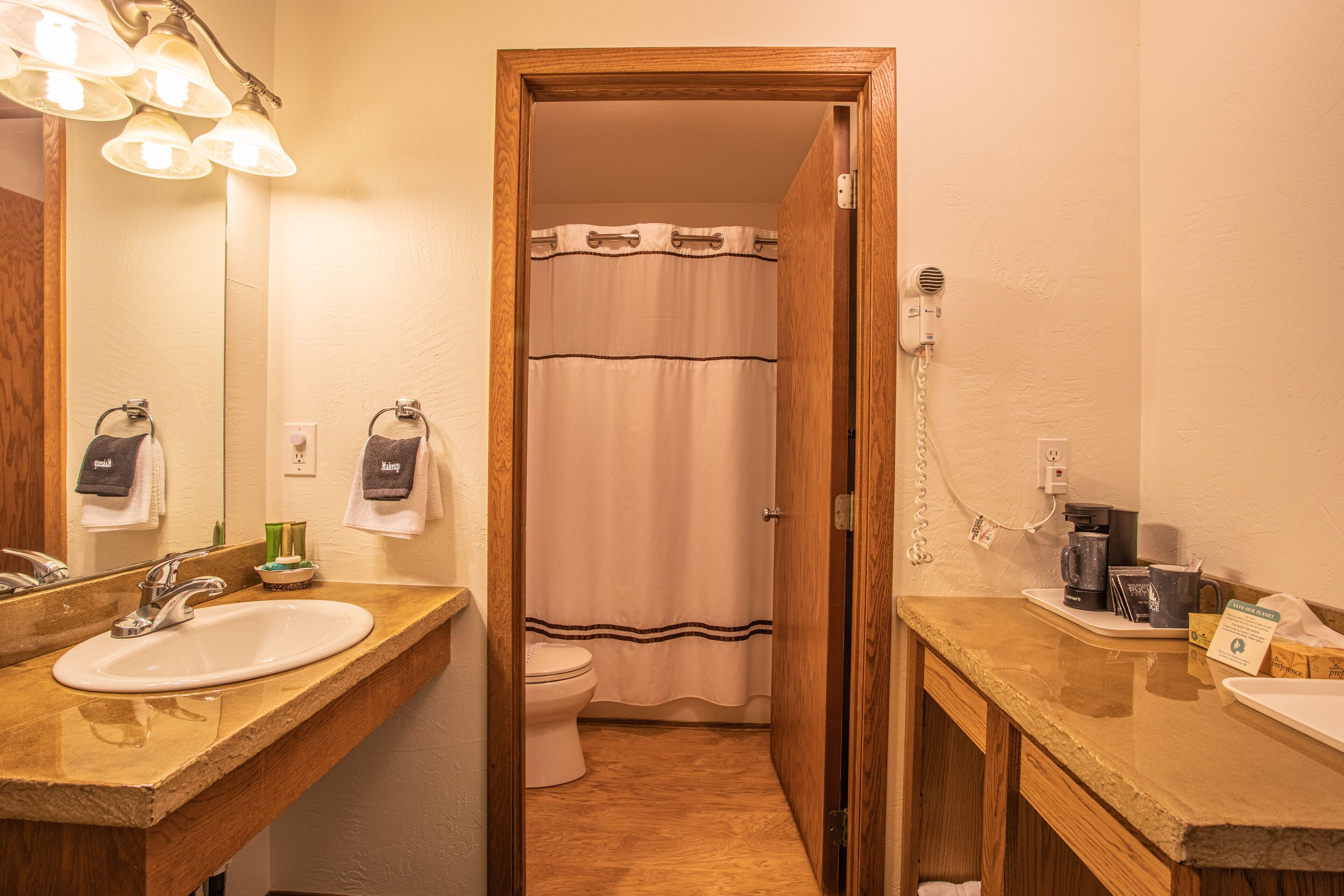 combined shower/bathtub, hair dryer, towels