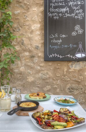 Breakfast area - Ritsos Guesthouse (Monemvasia)