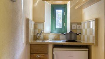Economy Studio | Private kitchenette | Fridge, stovetop, coffee/tea maker, electric kettle