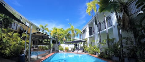 Una piscina al aire libre