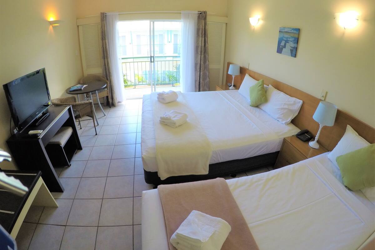 Deluxe Triple Room | 1 bedroom, desk, soundproofing, iron/ironing board