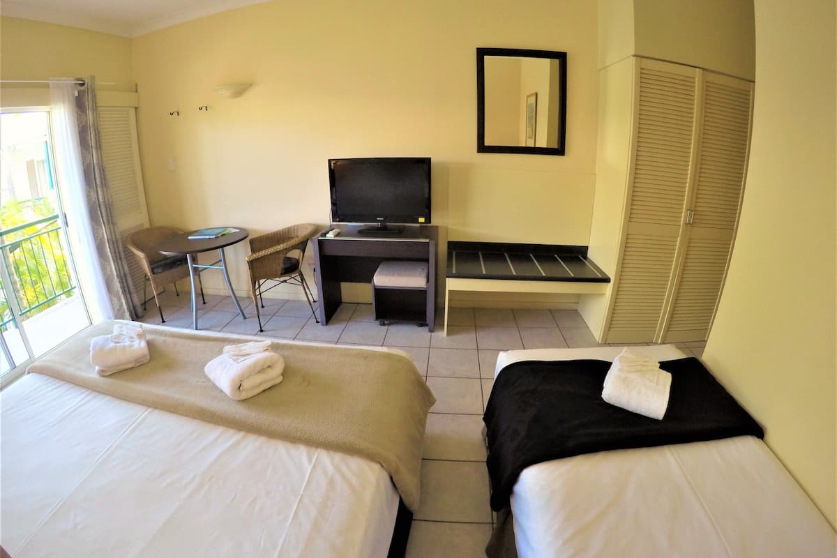 Deluxe Triple Room | 1 bedroom, desk, soundproofing, iron/ironing board