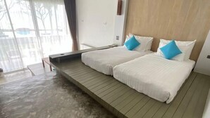 A hotel room with two beds, a wooden platform, a large window, and a view of the outside. - Bari Lamai Resort (Rayong)