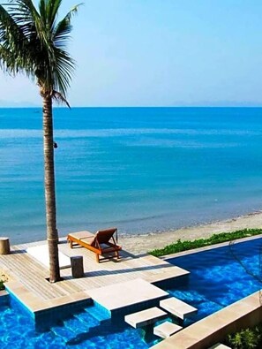 สระว่ายน้ำกลางแจ้ง