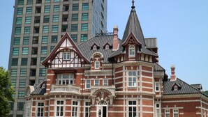 Un edificio histórico con una torre destacada y una entrada amplia.