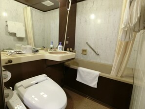ฝักบัวในอ่างอาบน้ำ, ของใช้ในห้องน้ำฟรี, ไดร์เป่าผม, รองเท้าสวมภายในห้อง