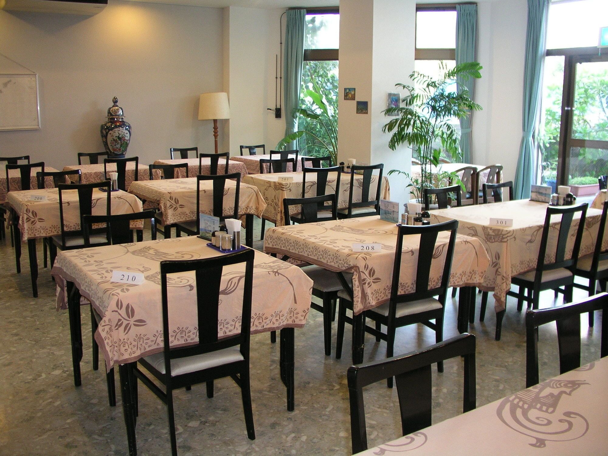 Breakfast, lunch and dinner served