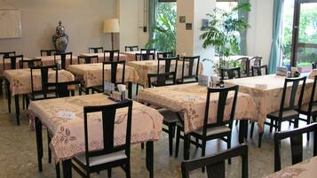 Breakfast, lunch and dinner served