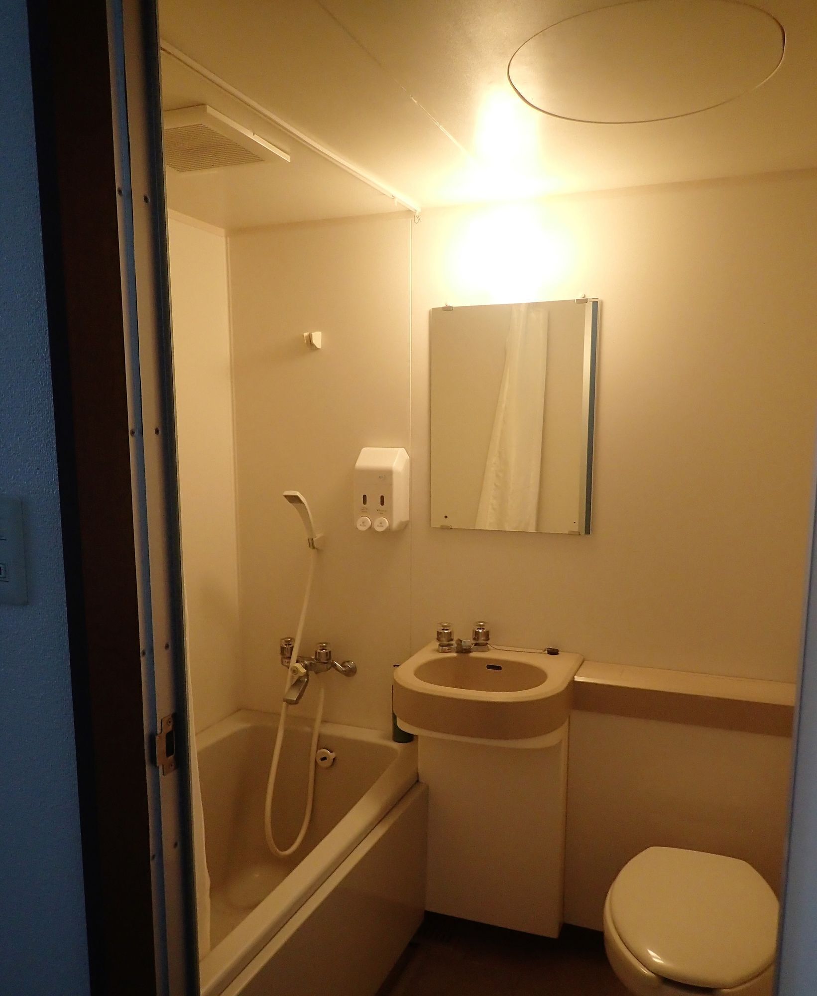 combined shower/bathtub, deep-soaking bathtub, free toiletries