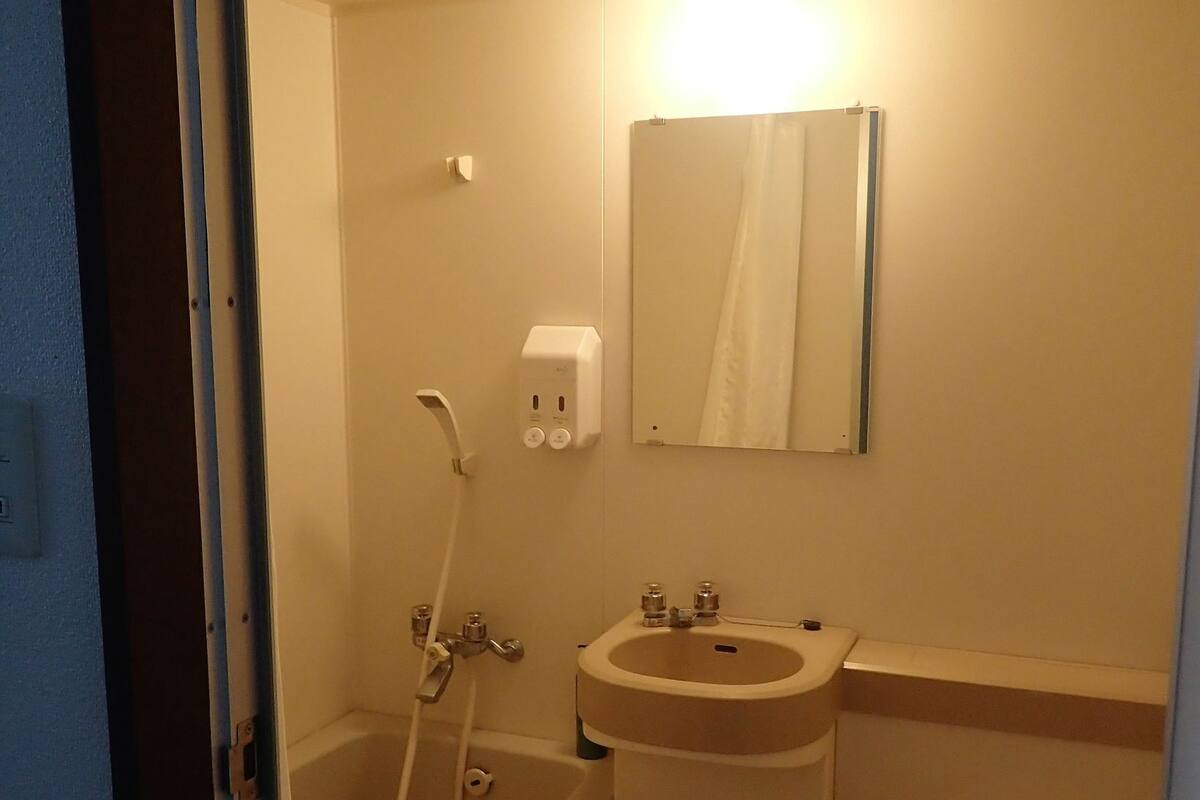combined shower/bathtub, deep-soaking bathtub, free toiletries
