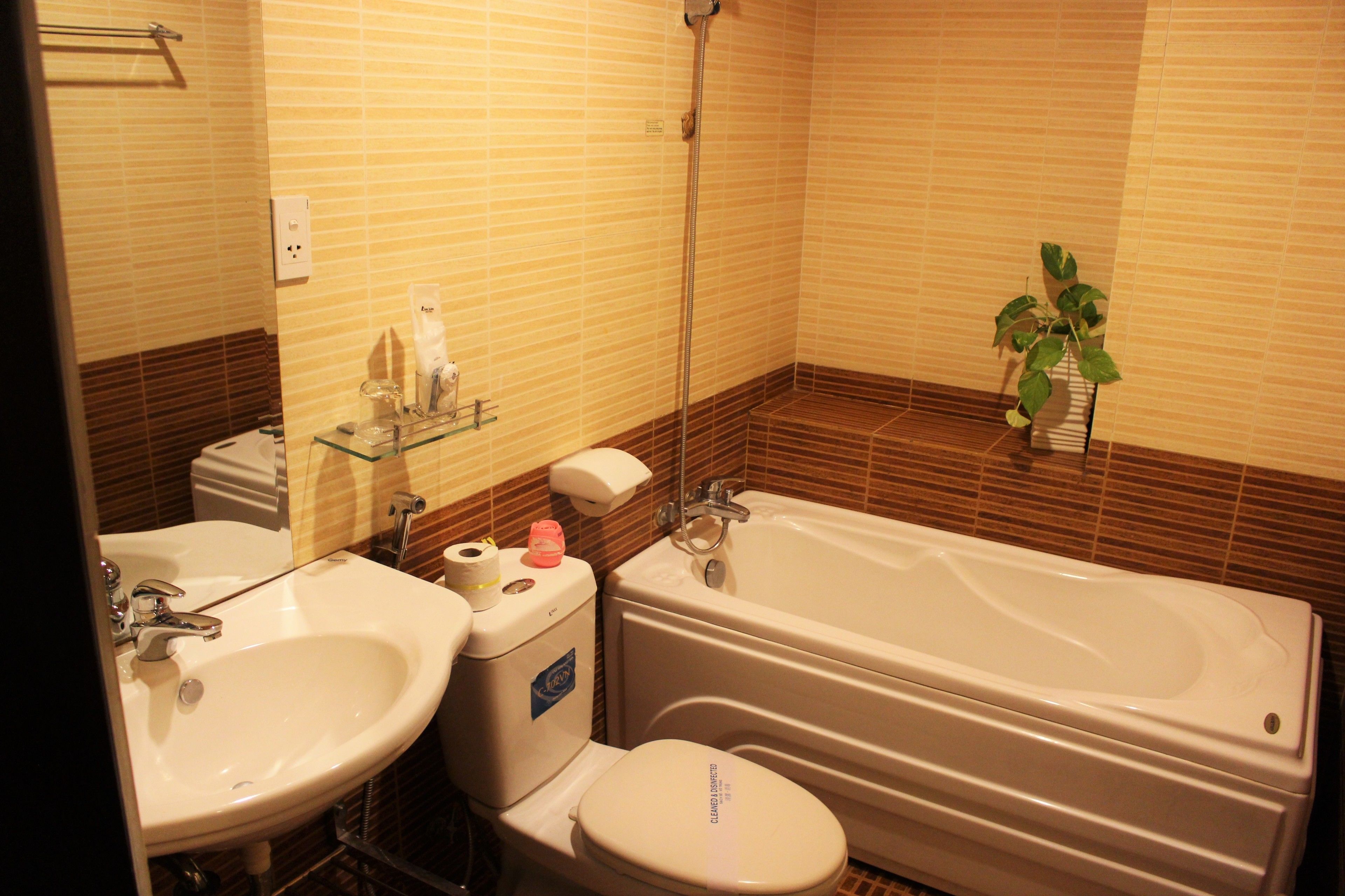 deluxe room | bathroom | free toiletries, hair dryer, slippers, towels