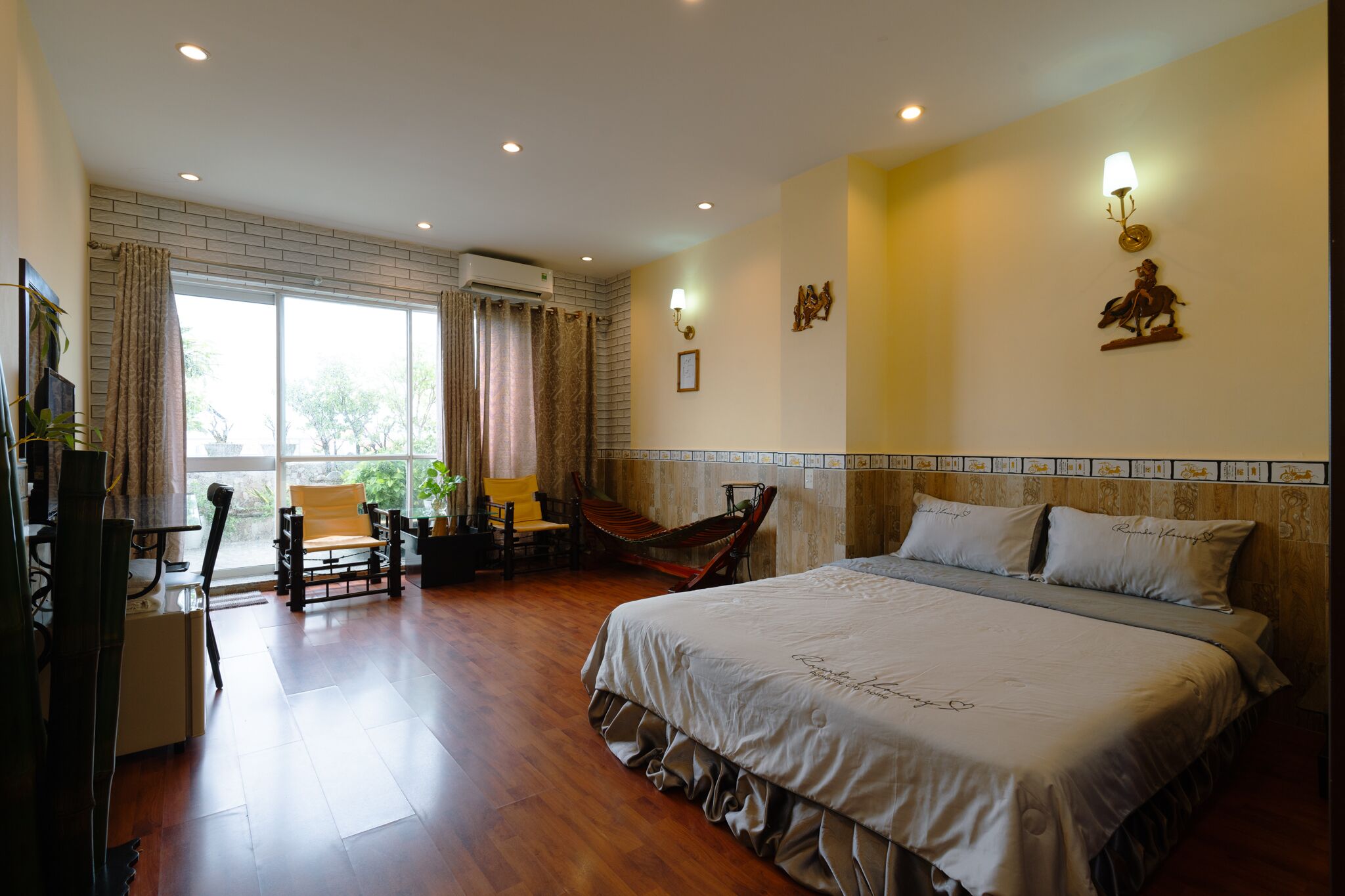 premier room | 1 bedroom, minibar, in-room safe, desk