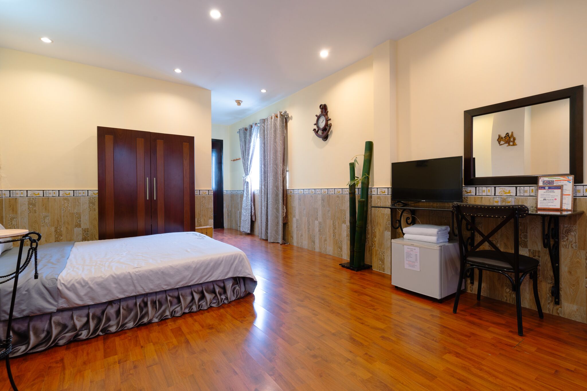 premier room | 1 bedroom, minibar, in-room safe, desk