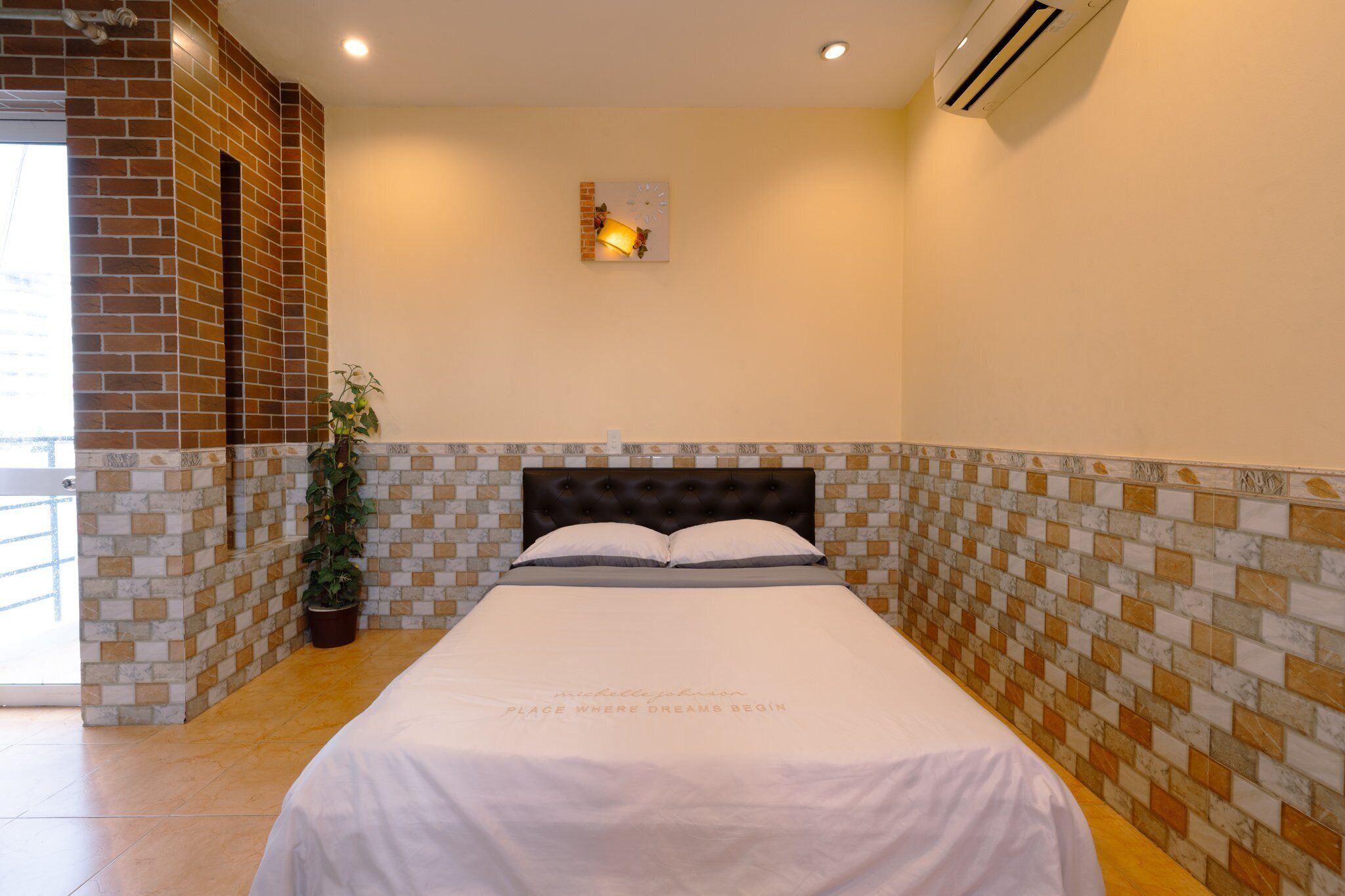 deluxe room | 1 bedroom, minibar, in-room safe, desk