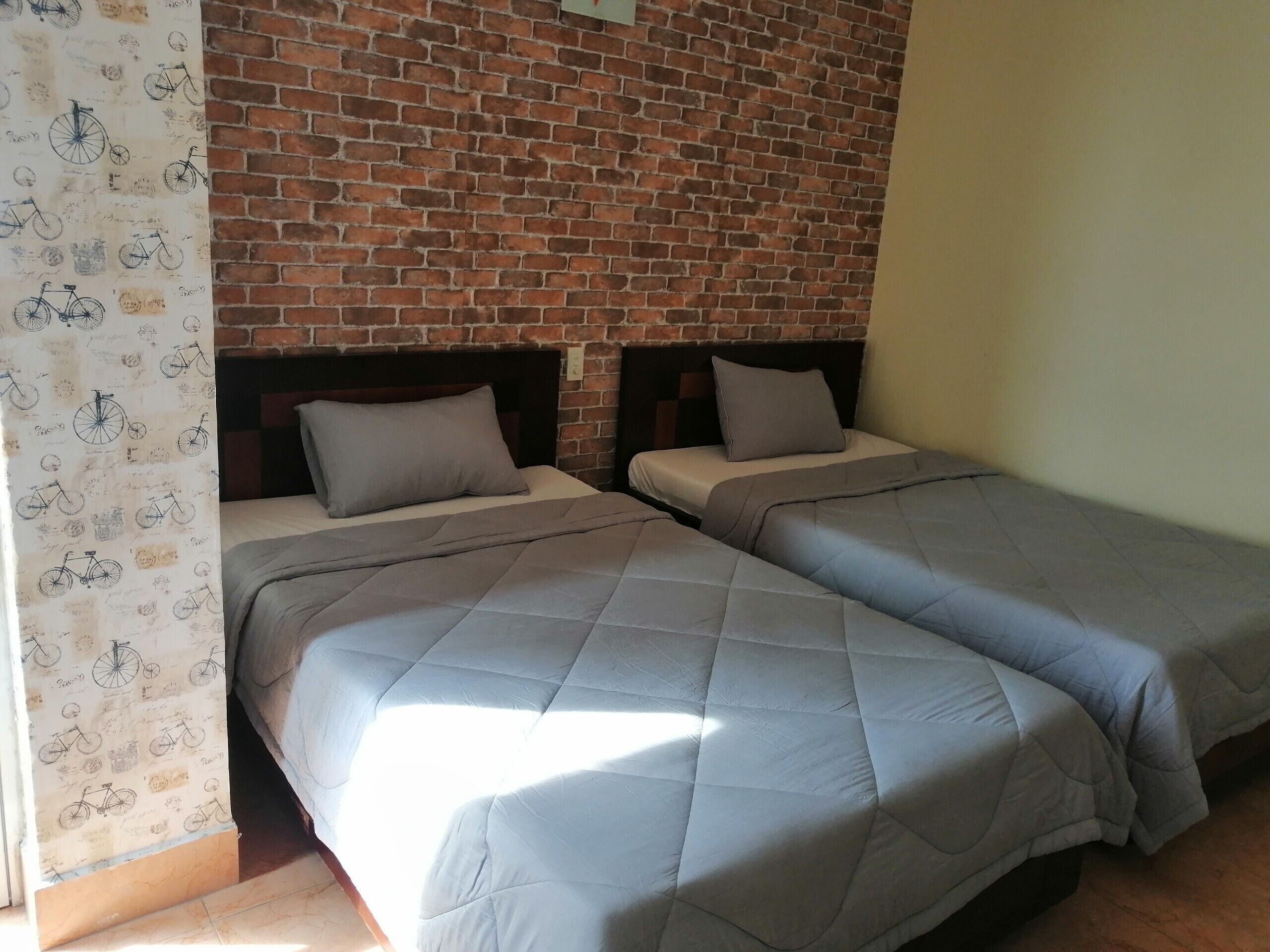 deluxe room | 1 bedroom, minibar, in-room safe, desk