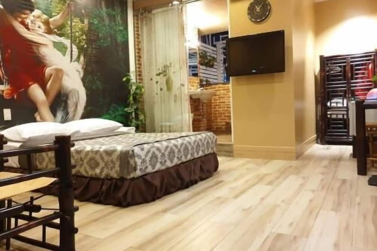 Minibar, in-room safe, desk, rollaway beds