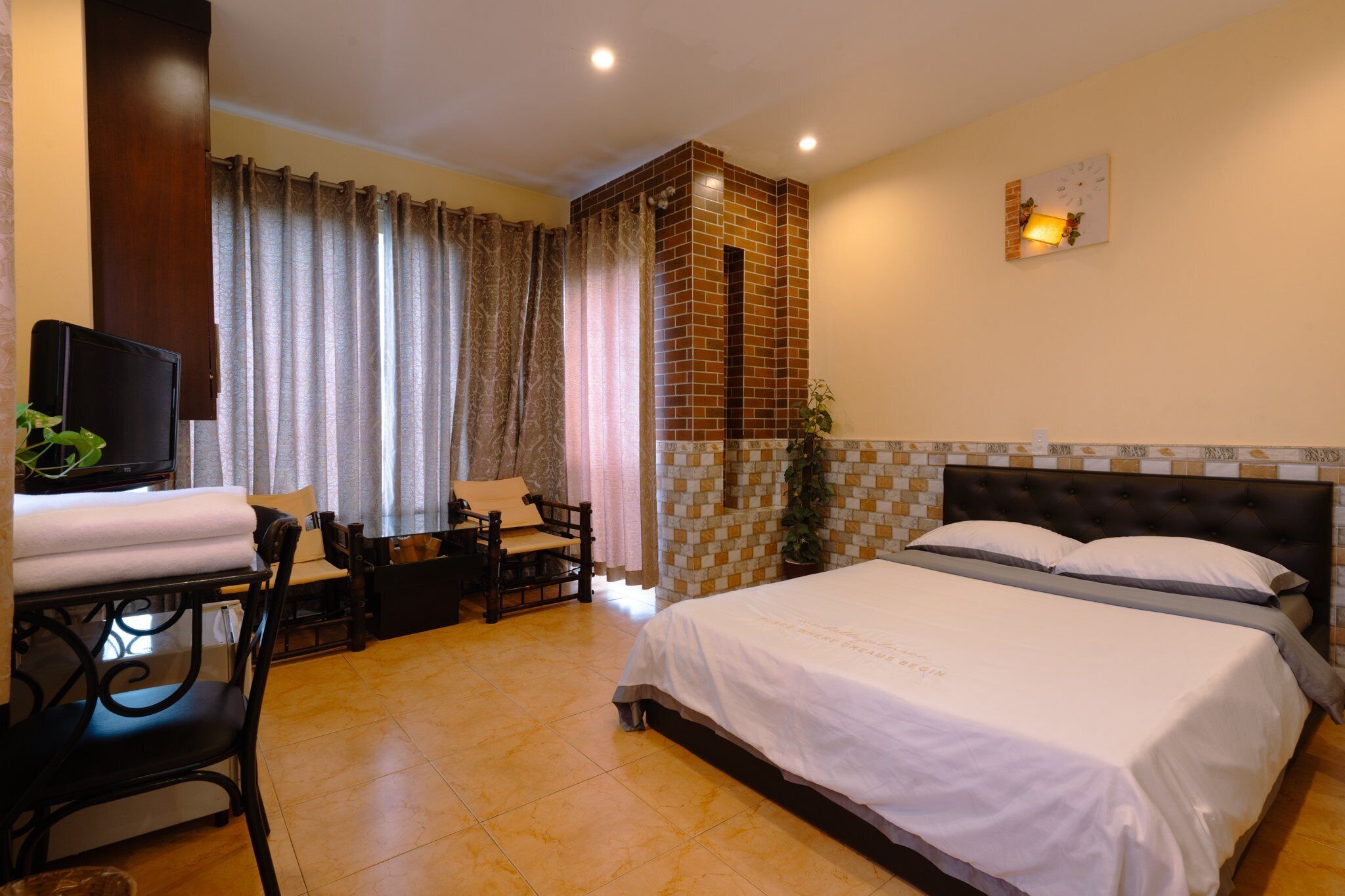 deluxe room | 1 bedroom, minibar, in-room safe, desk