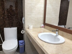 Combined shower/bathtub, deep-soaking bathtub, free toiletries - BMC Thang Long Hotel (Ha Long)
