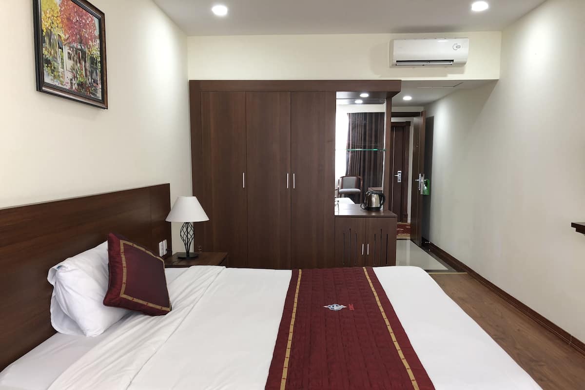 Minibar, desk, blackout curtains, free WiFi