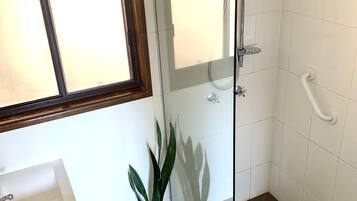 Apartment, Blick auf den Jachthafen | Badezimmer | Dusche, kostenlose Toilettenartikel, Haartrockner, Handtücher