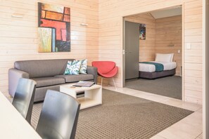 Superior Ocean View 1 Bedroom Villa | Coin séjour | Baby-foot, table de tennis de table