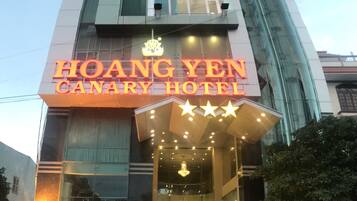 Vista frontal de la propiedad