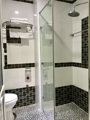 Douche, articles de toilette gratuits, sĂšche-cheveux, chaussons