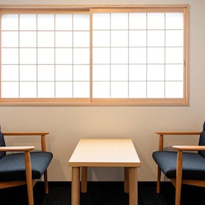 A room with a large window, two chairs, and a small table. - Hot Springs Inn 'unzen Iwaki Ryokan' (Unzen)