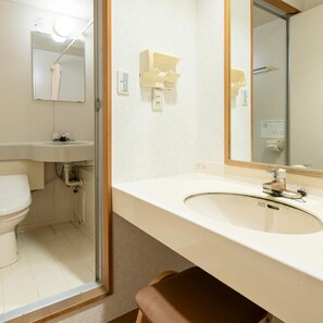 Ein Badezimmer mit Toilette, Waschbecken und Spiegel.