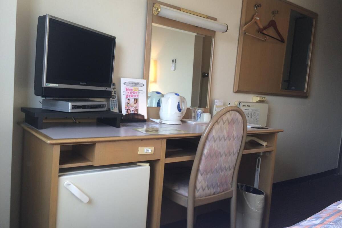 desk, free wifi, bed sheets