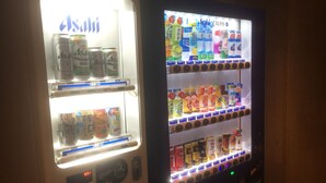 Een automaat met verschillende drankjes en snacks.