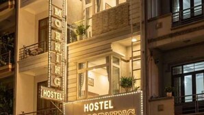 A building with a sign that reads 'HOSTEL CT MORNING.' - CT Morning Hotel (Can Tho)