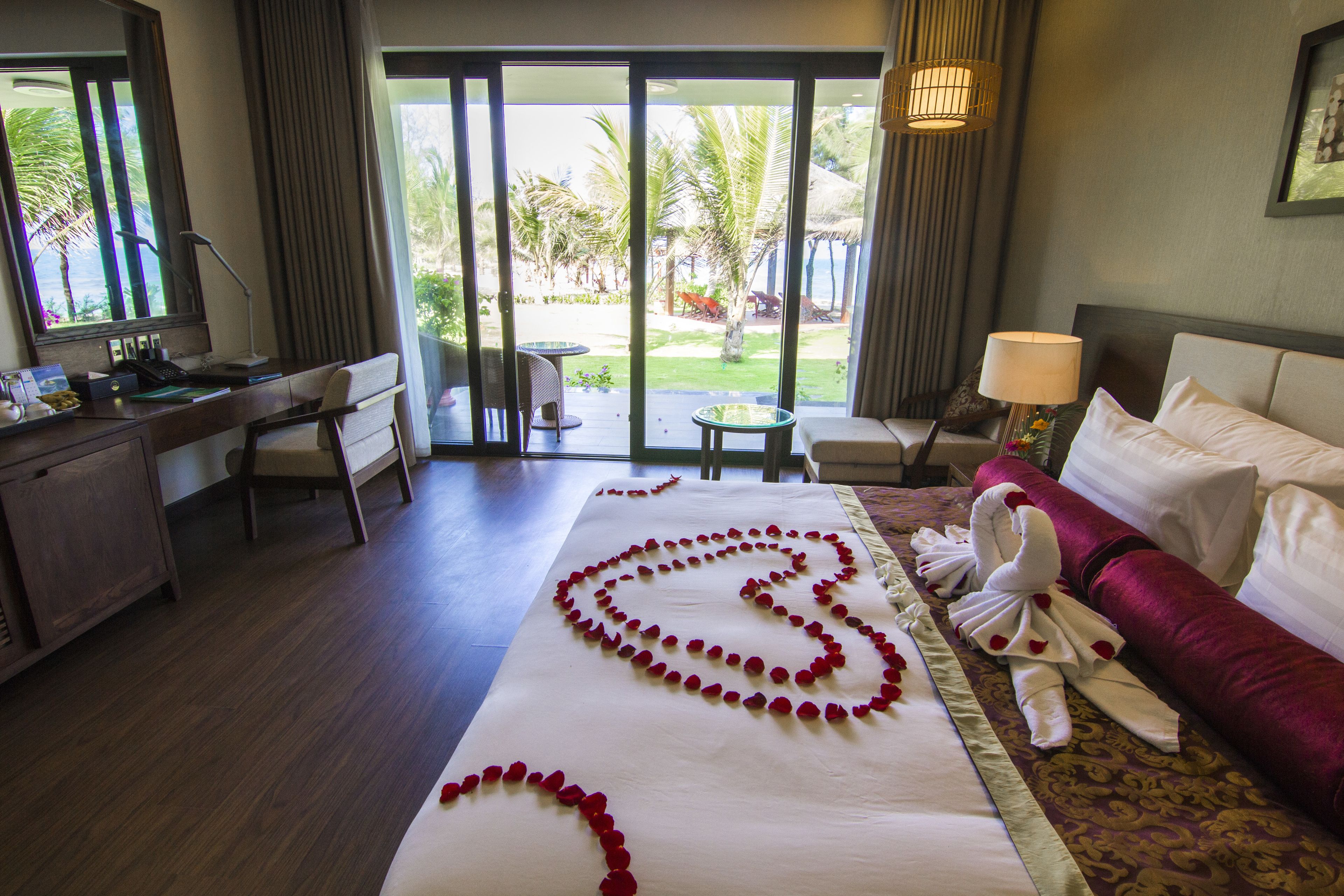 Beach Front Villa Suite Double | Minibar, in-room safe, desk, blackout drapes