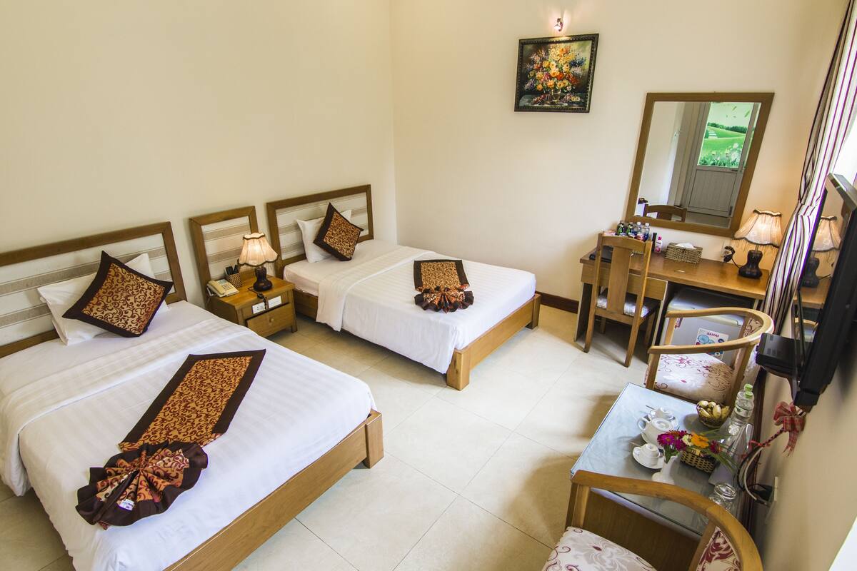 Bungalow Deluxe Twin Room | Minibar, in-room safe, desk, blackout curtains