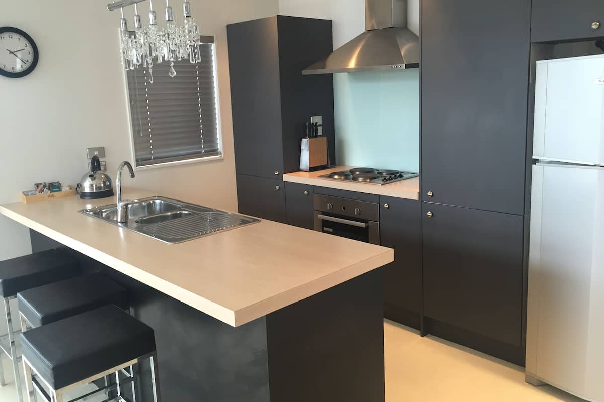 Refrigerador con freezer, microondas, horno, placa de cocina