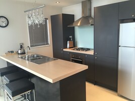 Refrigerador con freezer, microondas, horno, placa de cocina