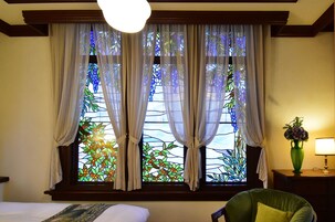 Escritorio, wifi gratis y ropa de cama 