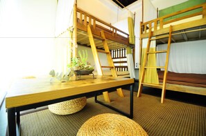 Quarto quádruplo | Individualmente mobiliados, Wi-Fi de cortesia, roupa de cama