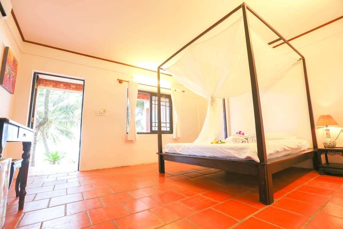 Minibar, két bảo mật tại phòng, bàn 