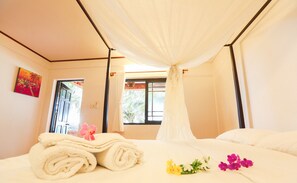มินิบาร์, ตู้นิรภัยในห้องพัก, โต๊ะทำงาน, Wi-Fi ฟรี